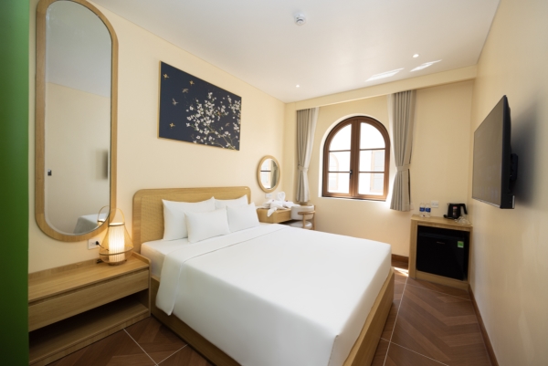 Standard Room - 1 Queen Bed